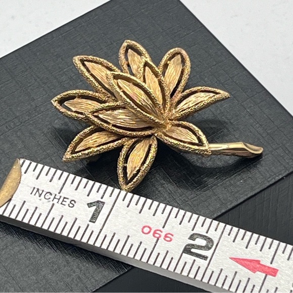 AVON VTG Golden Floral Flower Cut Out Brooch Pin - Picture 6 of 7